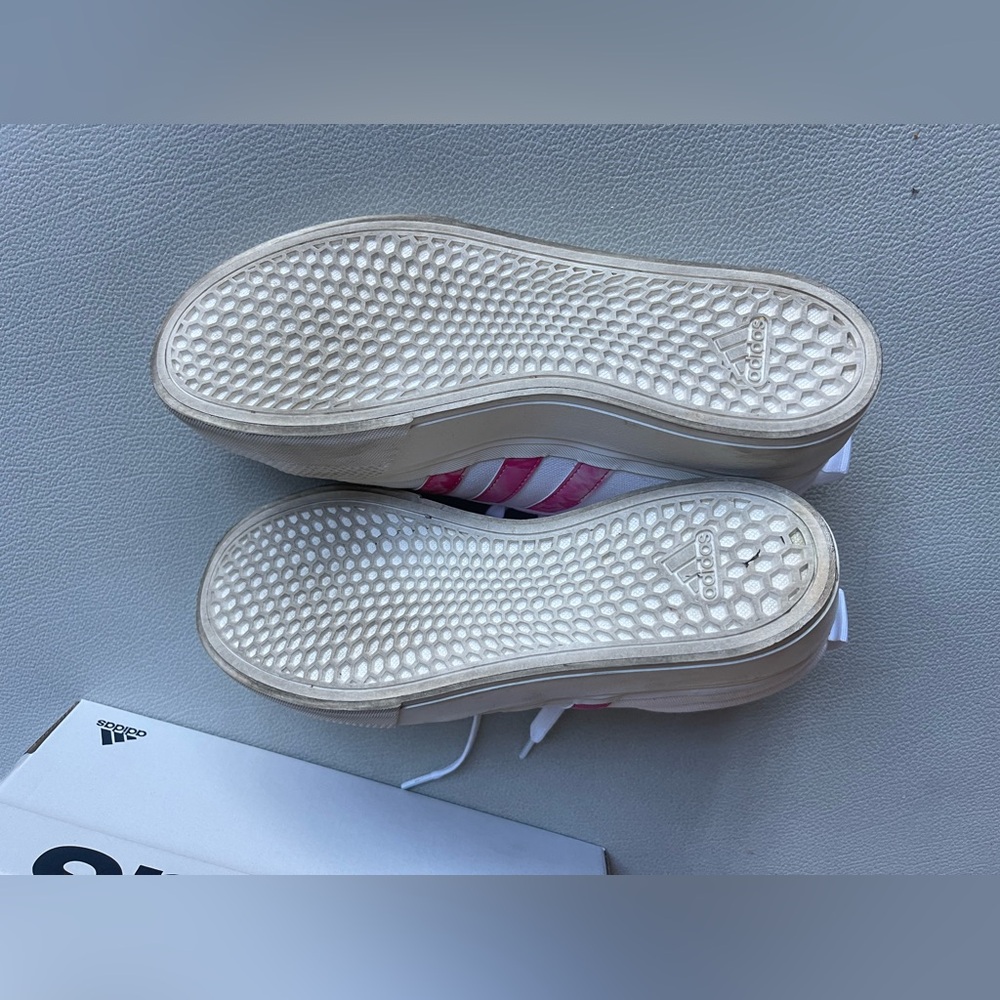 Adidas BRAVADA 2.0 PLATFORM SHOES
Size. 9.5 white and pink - Picture 6 of 8
